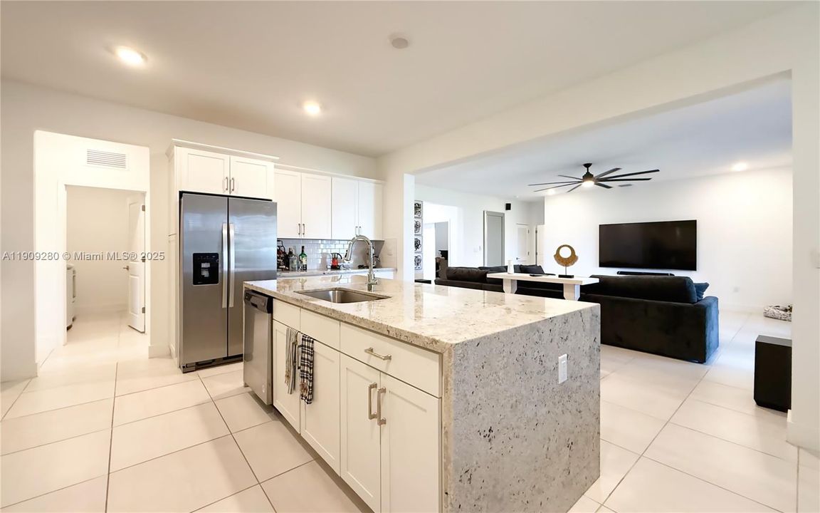 En Venta: $915,000 (4 camas, 3 baños, 3085 Pies cuadrados)