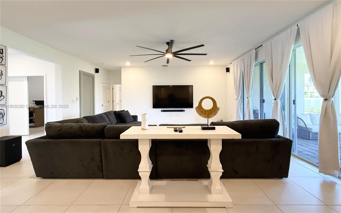 En Venta: $915,000 (4 camas, 3 baños, 3085 Pies cuadrados)