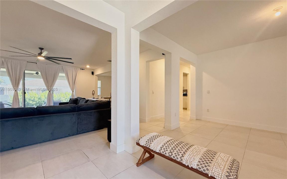 En Venta: $915,000 (4 camas, 3 baños, 3085 Pies cuadrados)