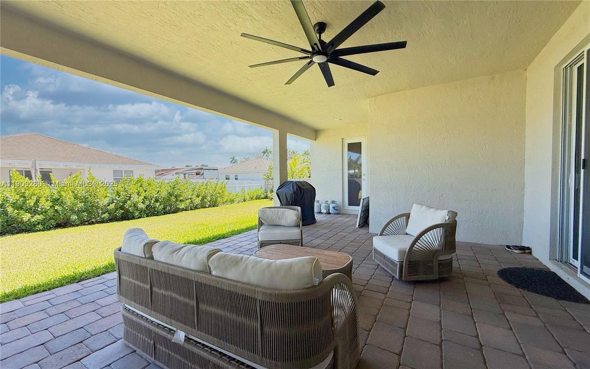 En Venta: $915,000 (4 camas, 3 baños, 3085 Pies cuadrados)