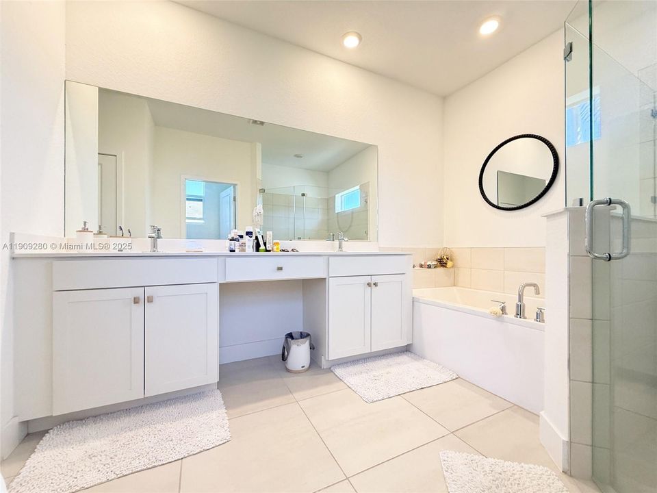 En Venta: $915,000 (4 camas, 3 baños, 3085 Pies cuadrados)