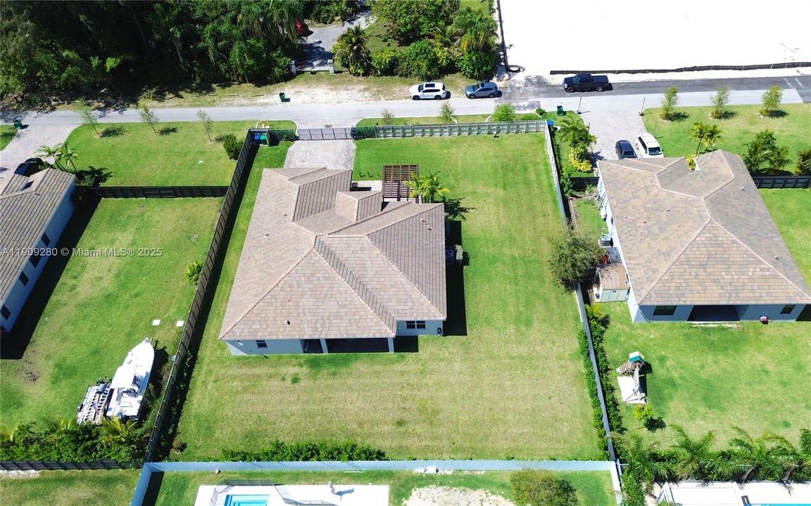 En Venta: $915,000 (4 camas, 3 baños, 3085 Pies cuadrados)