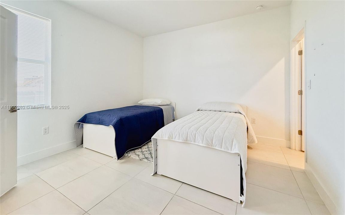 En Venta: $915,000 (4 camas, 3 baños, 3085 Pies cuadrados)