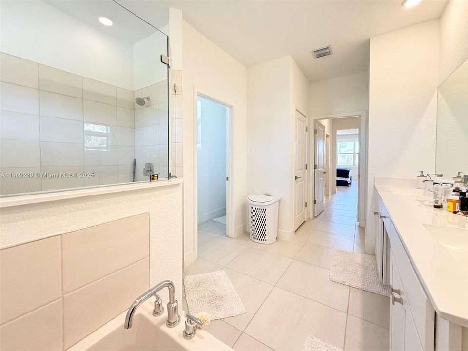 En Venta: $915,000 (4 camas, 3 baños, 3085 Pies cuadrados)