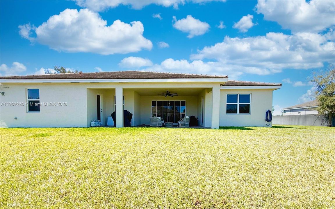 En Venta: $915,000 (4 camas, 3 baños, 3085 Pies cuadrados)