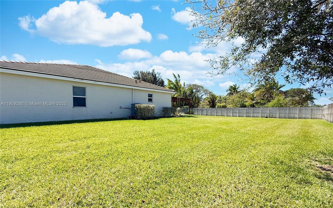 En Venta: $915,000 (4 camas, 3 baños, 3085 Pies cuadrados)