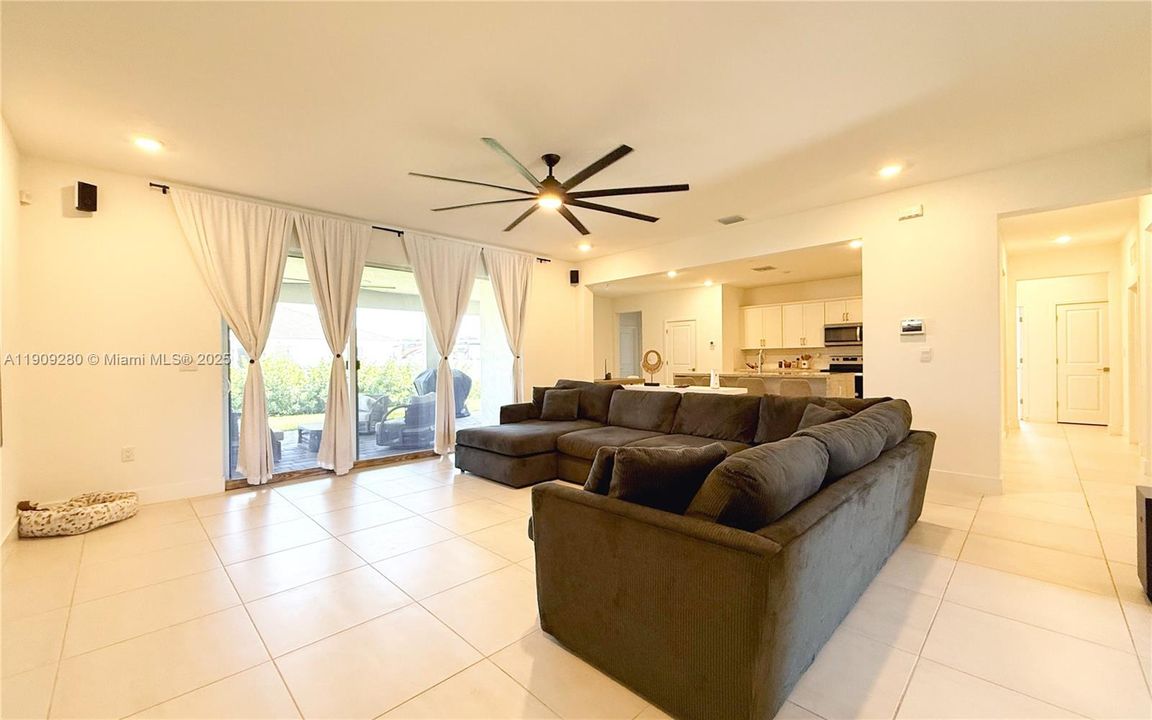 En Venta: $915,000 (4 camas, 3 baños, 3085 Pies cuadrados)