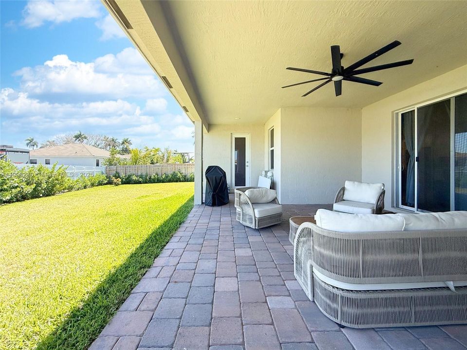 En Venta: $915,000 (4 camas, 3 baños, 3085 Pies cuadrados)