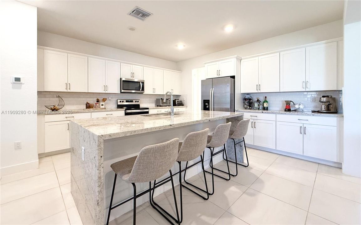 En Venta: $915,000 (4 camas, 3 baños, 3085 Pies cuadrados)