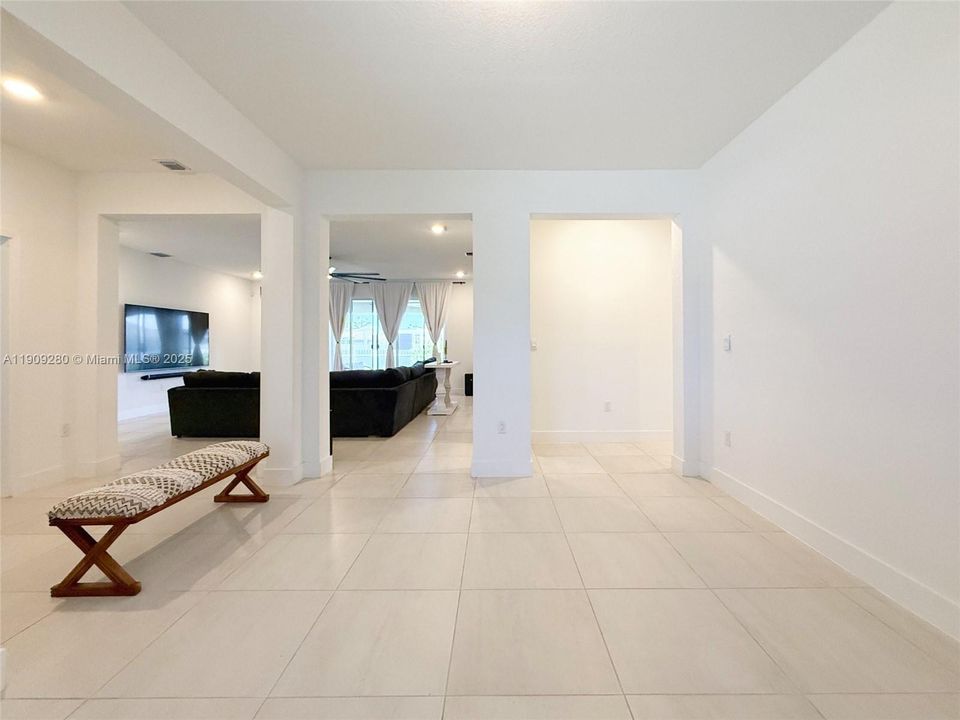 En Venta: $915,000 (4 camas, 3 baños, 3085 Pies cuadrados)