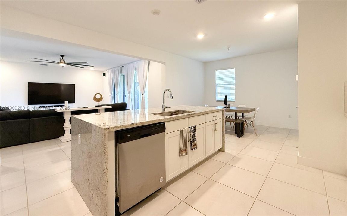 En Venta: $915,000 (4 camas, 3 baños, 3085 Pies cuadrados)