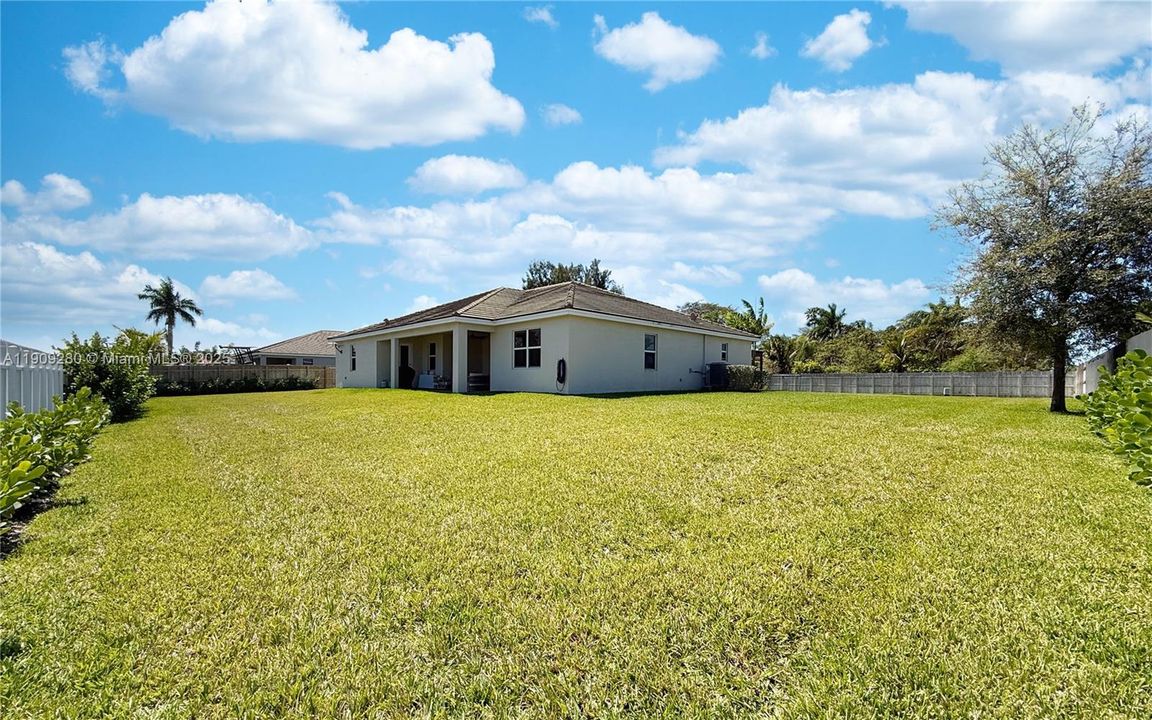 En Venta: $915,000 (4 camas, 3 baños, 3085 Pies cuadrados)