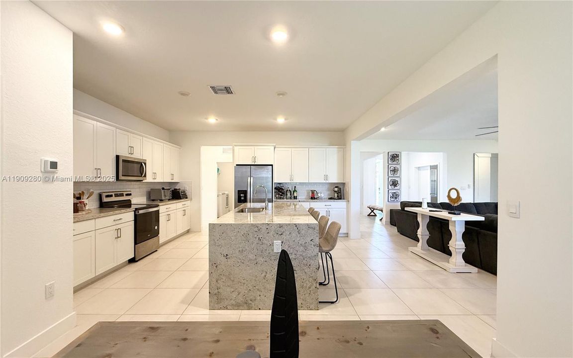 En Venta: $915,000 (4 camas, 3 baños, 3085 Pies cuadrados)