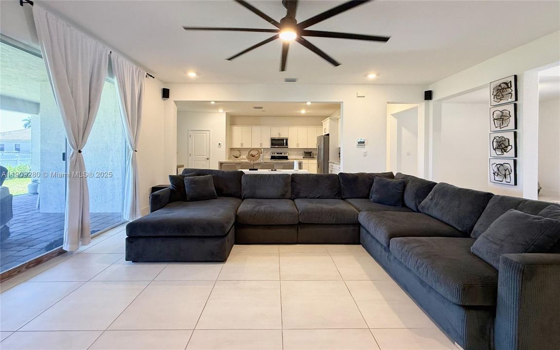 En Venta: $915,000 (4 camas, 3 baños, 3085 Pies cuadrados)