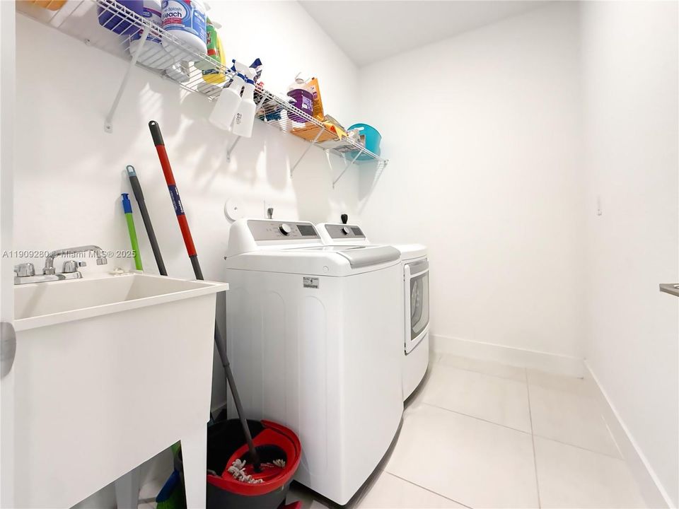 En Venta: $915,000 (4 camas, 3 baños, 3085 Pies cuadrados)