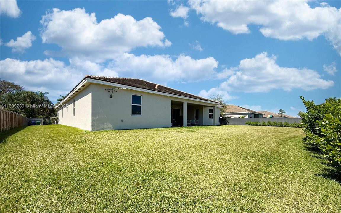 En Venta: $915,000 (4 camas, 3 baños, 3085 Pies cuadrados)