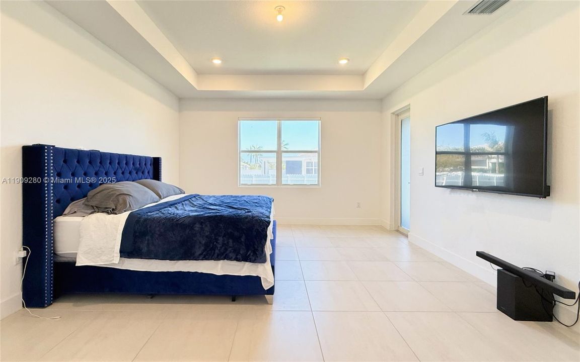 En Venta: $915,000 (4 camas, 3 baños, 3085 Pies cuadrados)