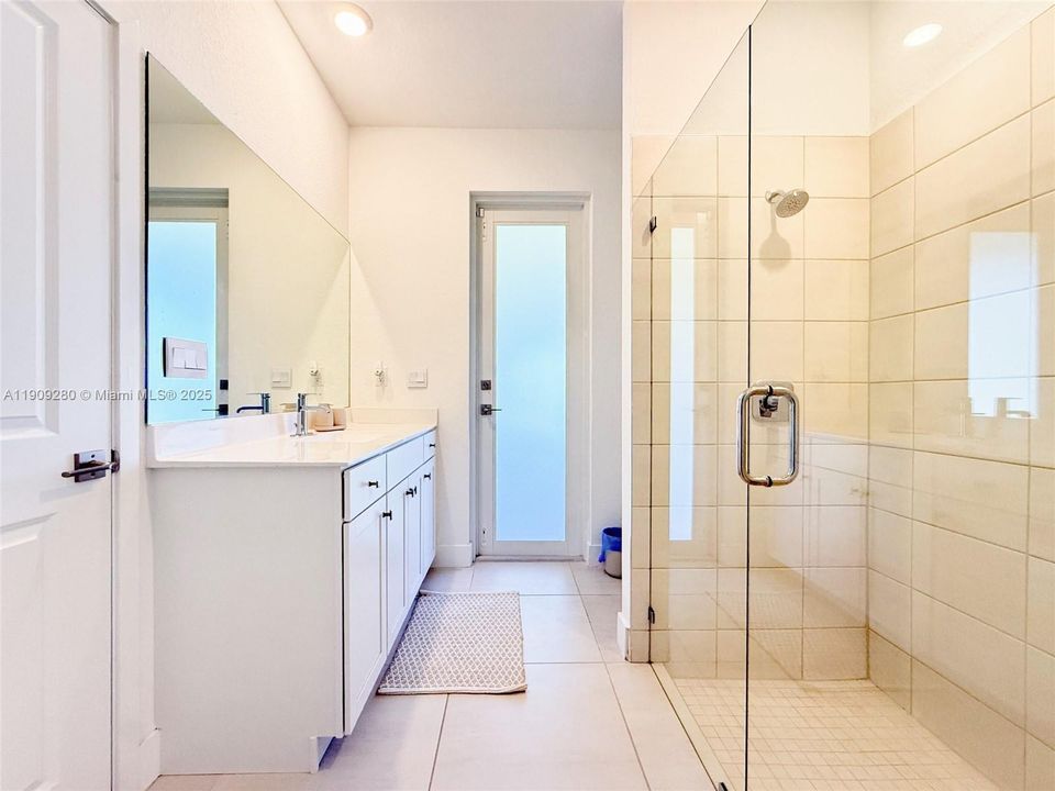 En Venta: $915,000 (4 camas, 3 baños, 3085 Pies cuadrados)