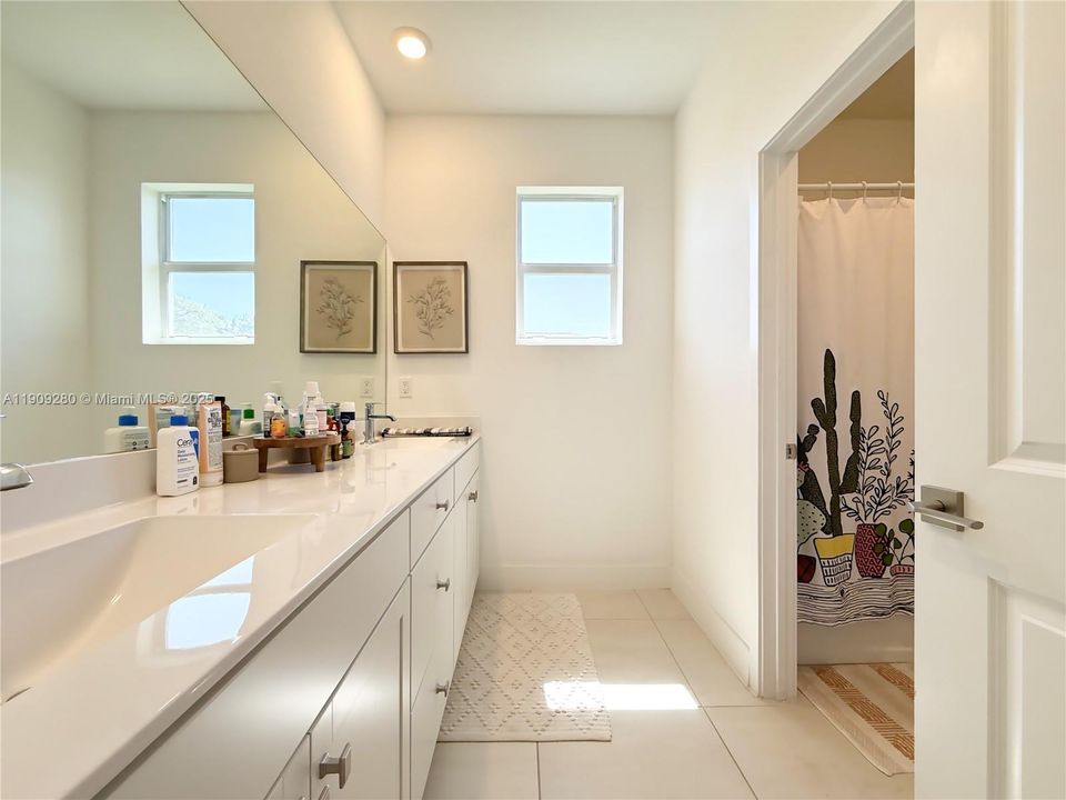 En Venta: $915,000 (4 camas, 3 baños, 3085 Pies cuadrados)