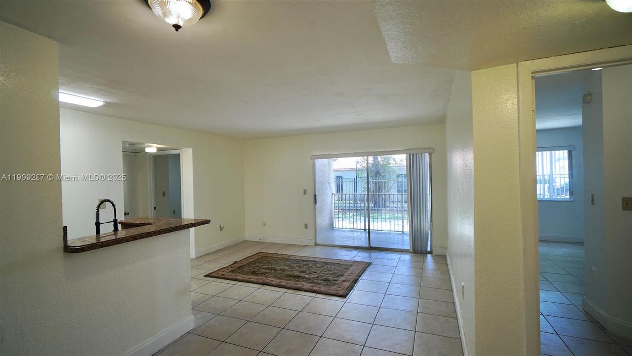 出租: $2,500 (3 贝兹, 2 浴室, 987 平方英尺)