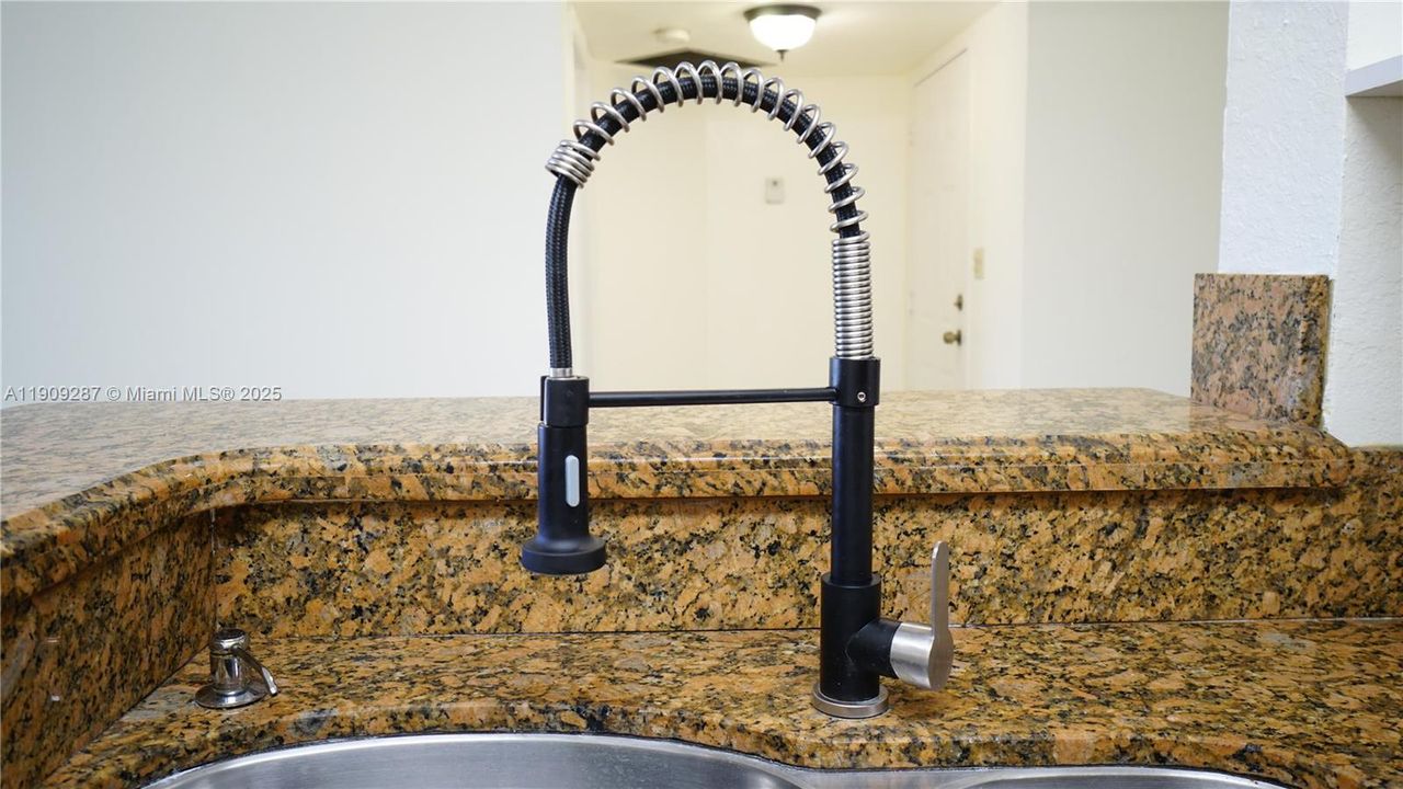 出租: $2,500 (3 贝兹, 2 浴室, 987 平方英尺)