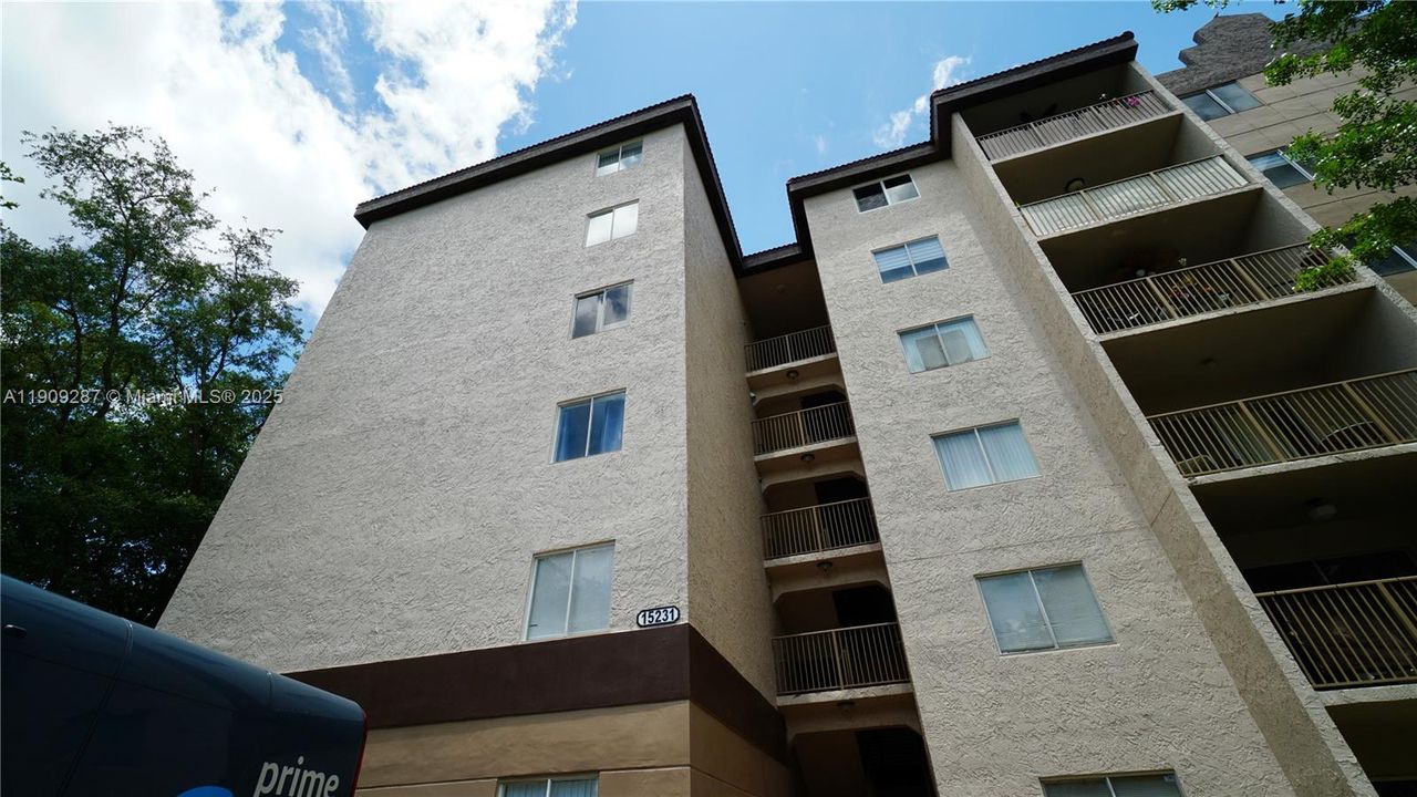 出租: $2,500 (3 贝兹, 2 浴室, 987 平方英尺)