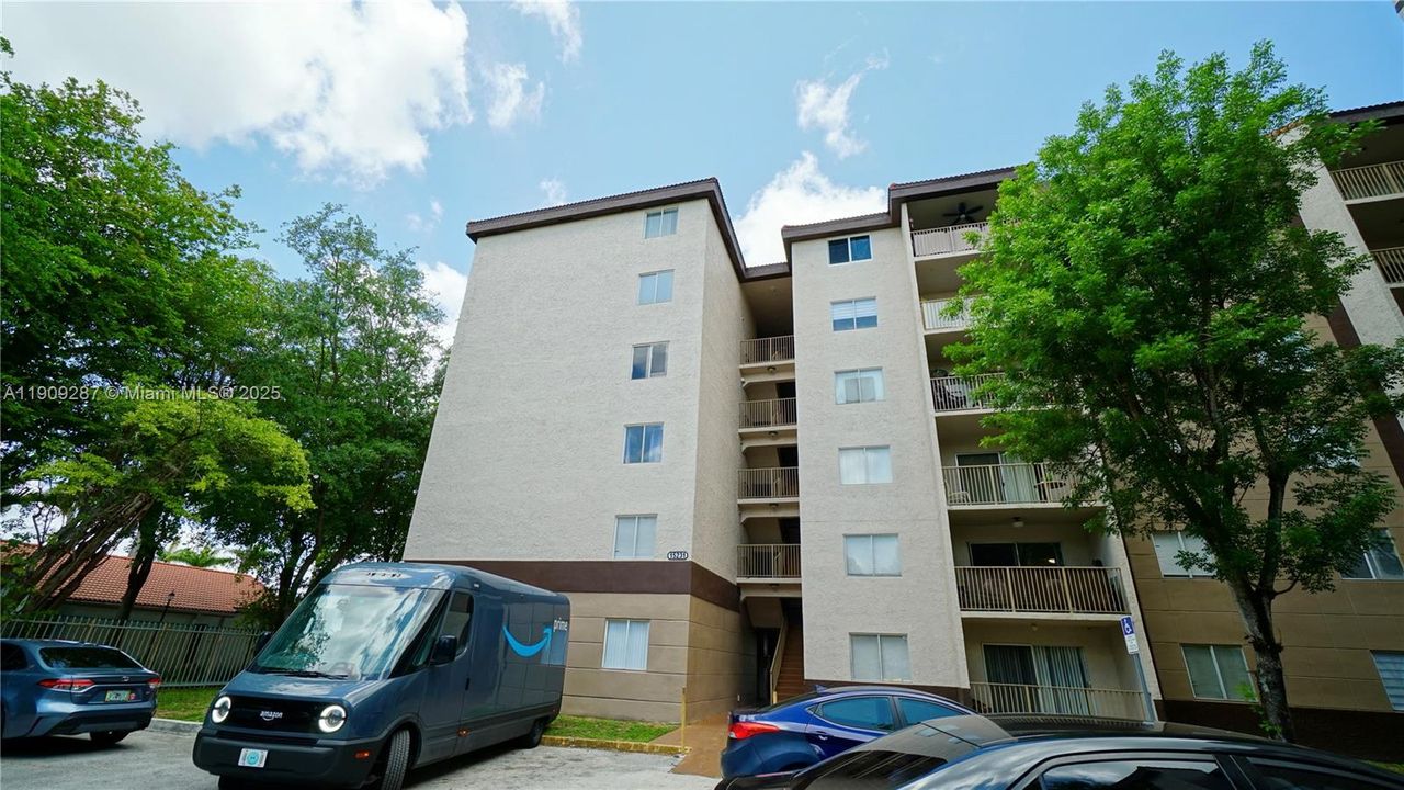 出租: $2,500 (3 贝兹, 2 浴室, 987 平方英尺)