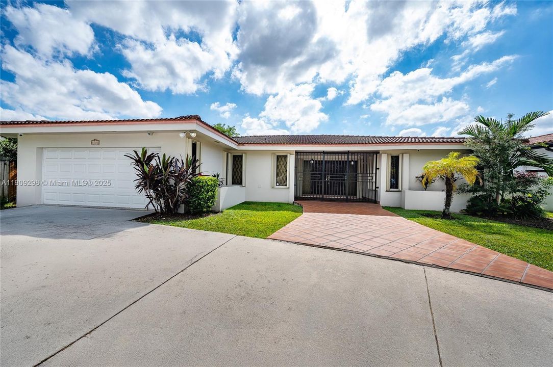 Active With Contract: $950,000 (4 beds, 2 baths, 3268 Square Feet)