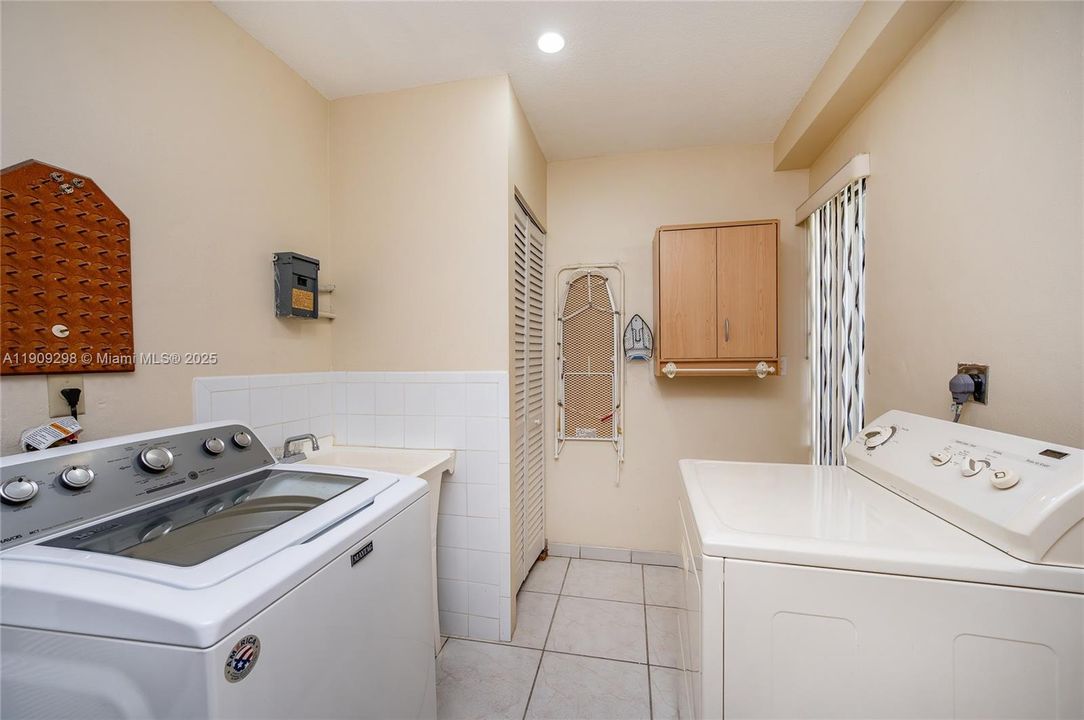 Active With Contract: $950,000 (4 beds, 2 baths, 3268 Square Feet)