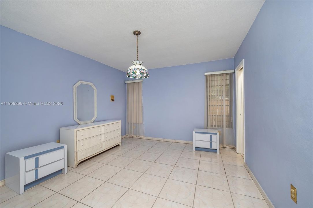 1st Bedroom with walk-in closet