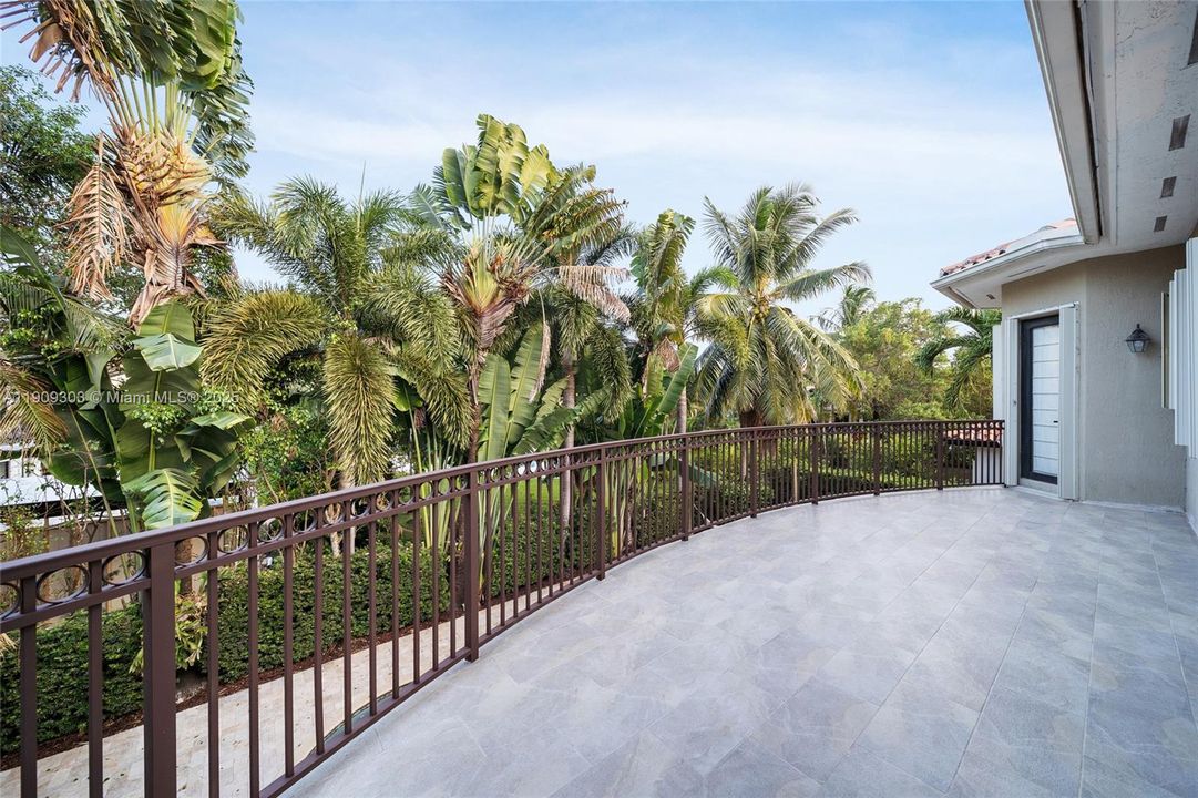 Active With Contract: $1,350,000 (5 beds, 4 baths, 4717 Square Feet)