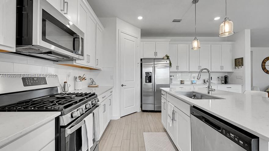 For Sale: $750,000 (4 beds, 3 baths, 2373 Square Feet)