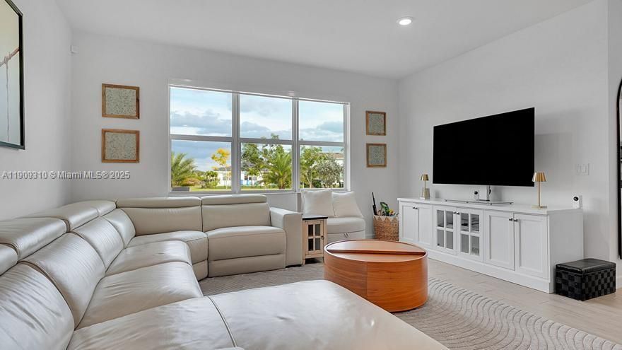 For Sale: $750,000 (4 beds, 3 baths, 2373 Square Feet)