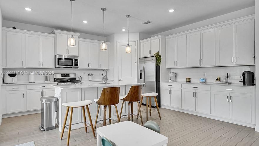 For Sale: $750,000 (4 beds, 3 baths, 2373 Square Feet)