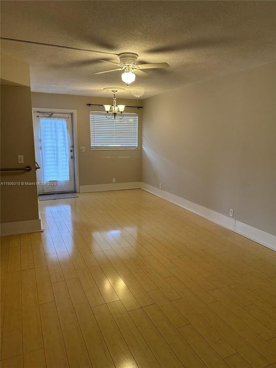 For Sale: $74,500 (1 beds, 1 baths, 624 Square Feet)