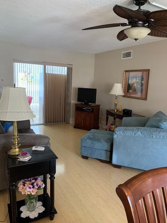 For Sale: $74,500 (1 beds, 1 baths, 624 Square Feet)