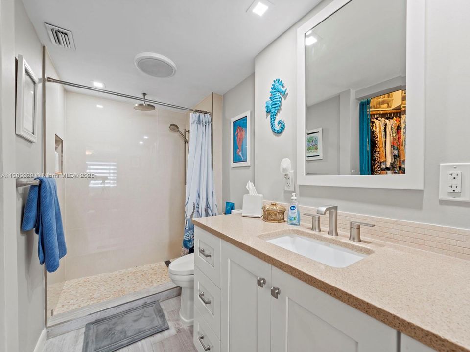 Active With Contract: $215,230 (2 beds, 2 baths, 1070 Square Feet)