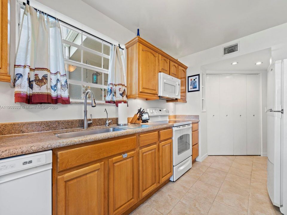 Active With Contract: $215,230 (2 beds, 2 baths, 1070 Square Feet)