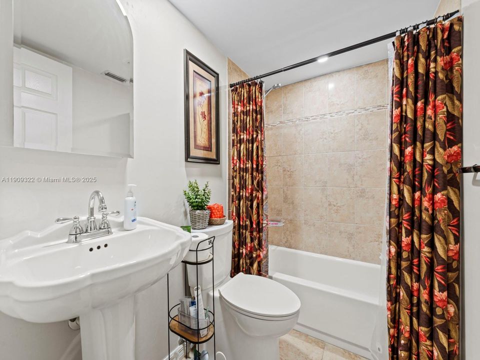 Active With Contract: $215,230 (2 beds, 2 baths, 1070 Square Feet)