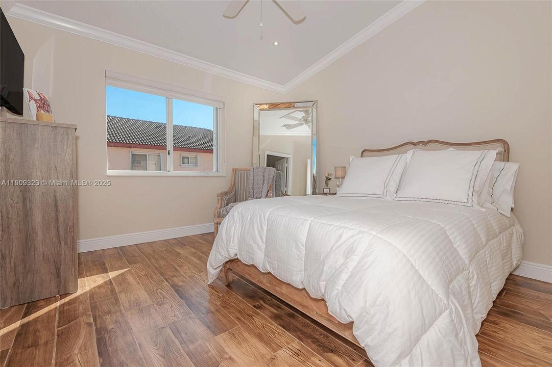 В аренду: $3,300 (3 спален, 2 ванн, 1361 Квадратных фут)