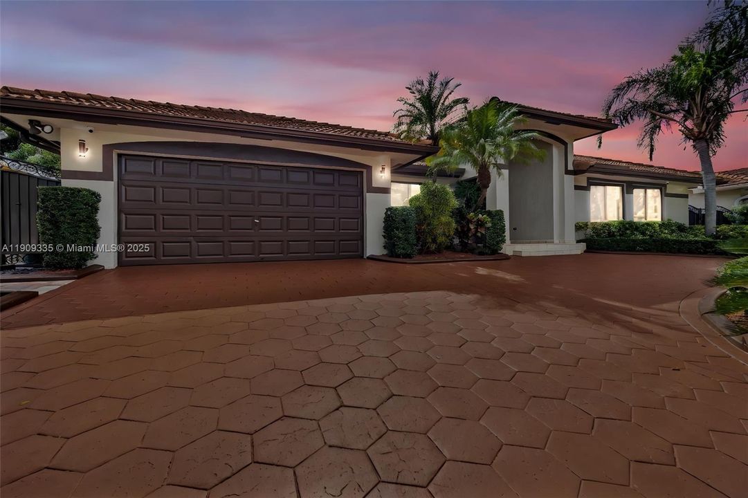 待售: $1,100,000 (4 贝兹, 2 浴室, 2513 平方英尺)