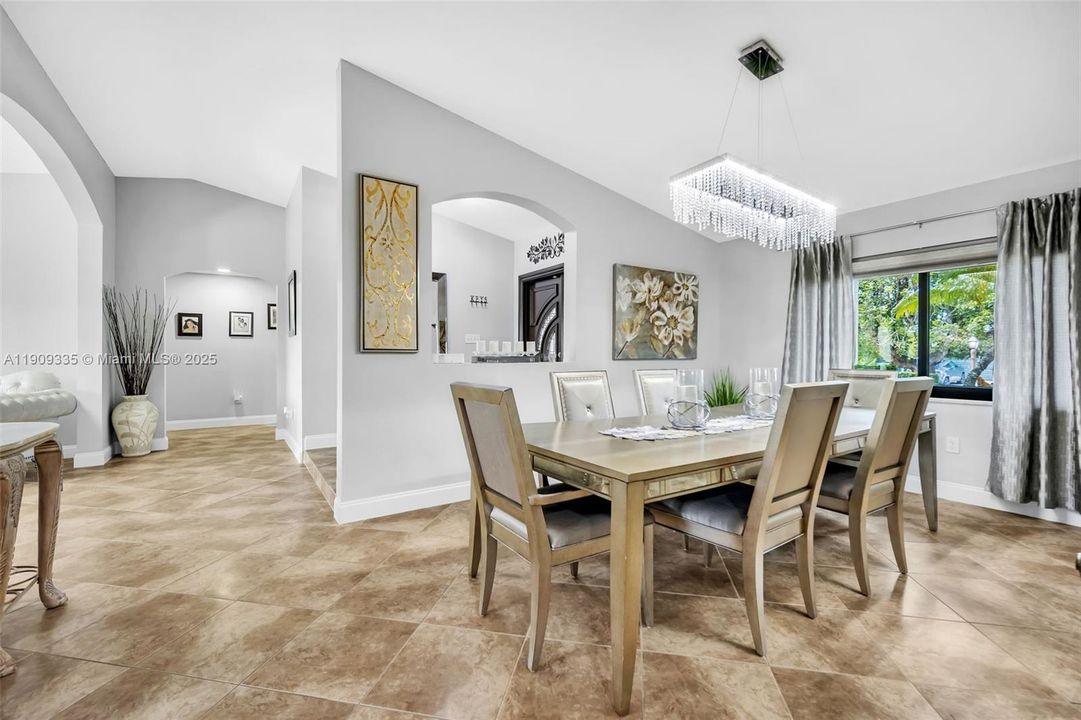 待售: $1,100,000 (4 贝兹, 2 浴室, 2513 平方英尺)