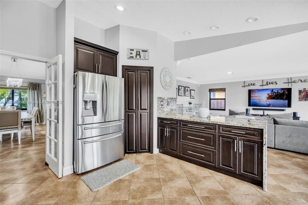 待售: $1,100,000 (4 贝兹, 2 浴室, 2513 平方英尺)