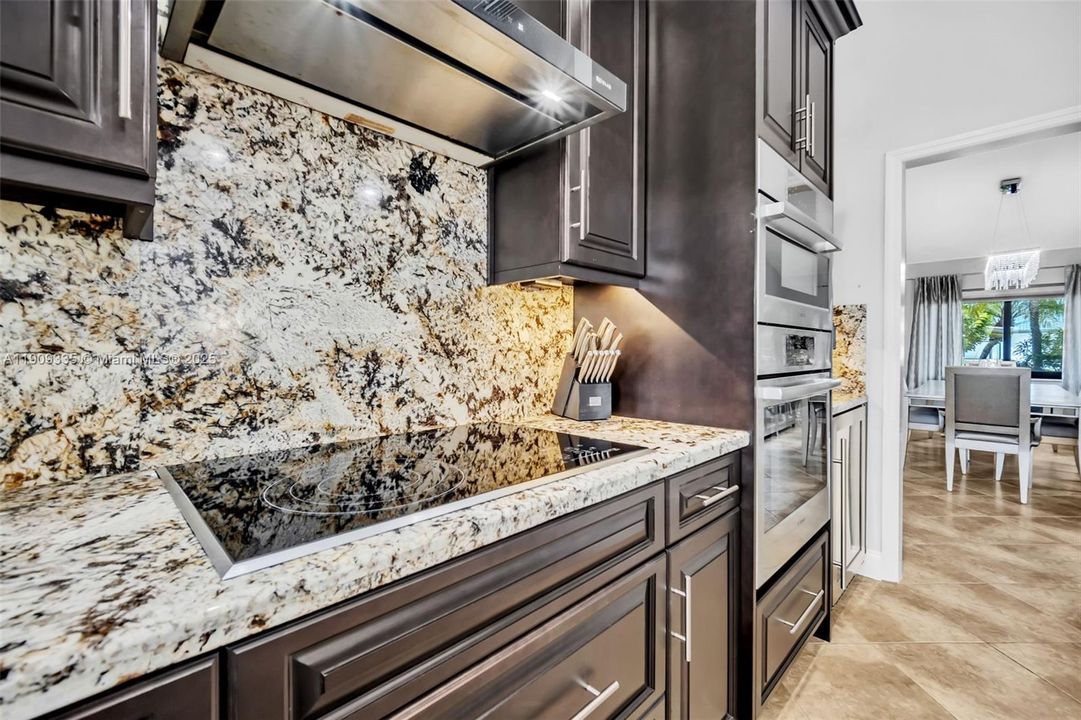 待售: $1,100,000 (4 贝兹, 2 浴室, 2513 平方英尺)