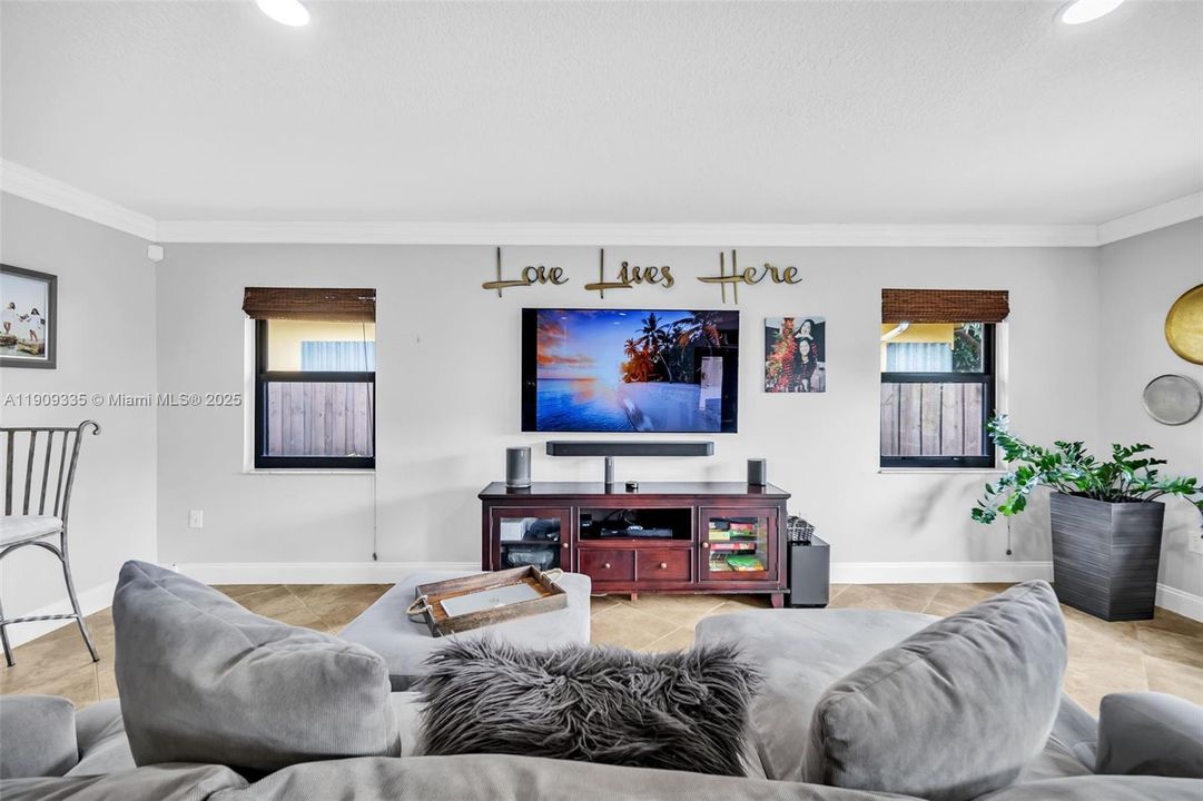 待售: $1,100,000 (4 贝兹, 2 浴室, 2513 平方英尺)