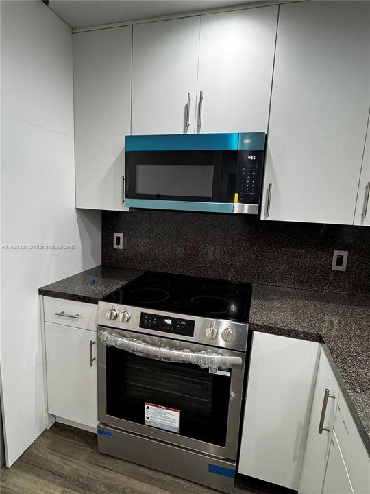 Active With Contract: $165,000 (2 beds, 2 baths, 980 Square Feet)