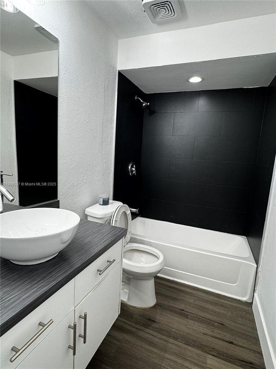 Active With Contract: $165,000 (2 beds, 2 baths, 980 Square Feet)