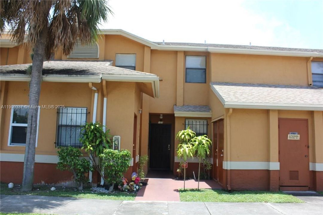 Active With Contract: $165,000 (2 beds, 2 baths, 980 Square Feet)
