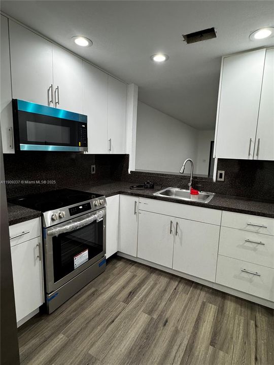 Active With Contract: $165,000 (2 beds, 2 baths, 980 Square Feet)