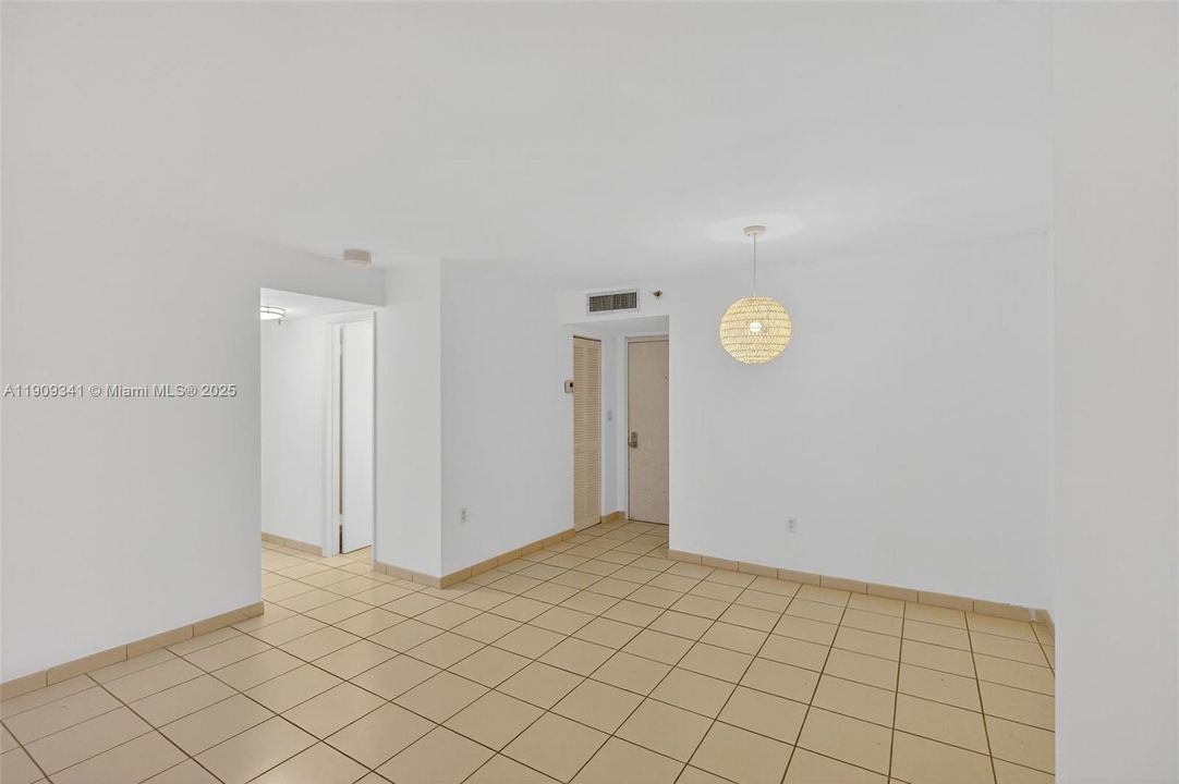 Под контрактом: $2,000 (1 спален, 1 ванн, 987 Квадратных фут)